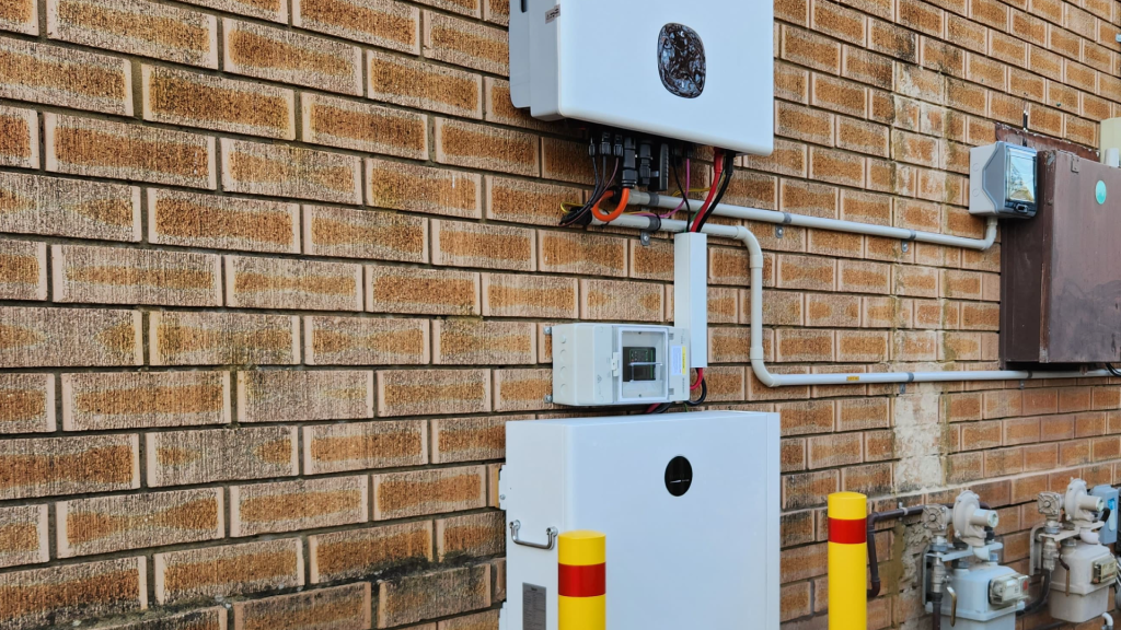 AC Coupling vs. DC Coupling: Which Connection Method is Best for Your Solar Battery? 
